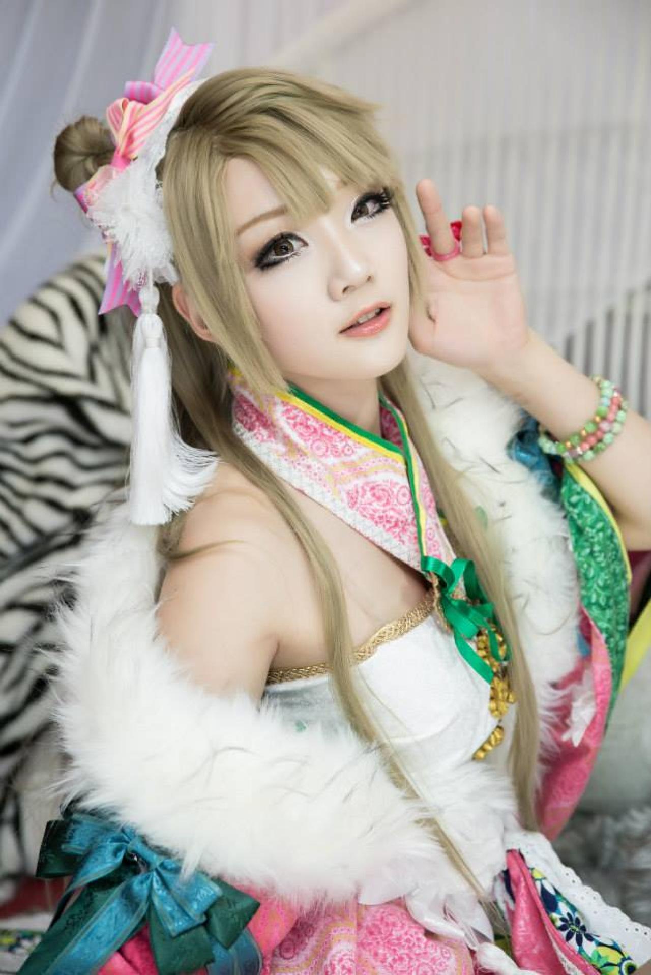 Miyuko扮演南小鸟左手轻贴脸庞