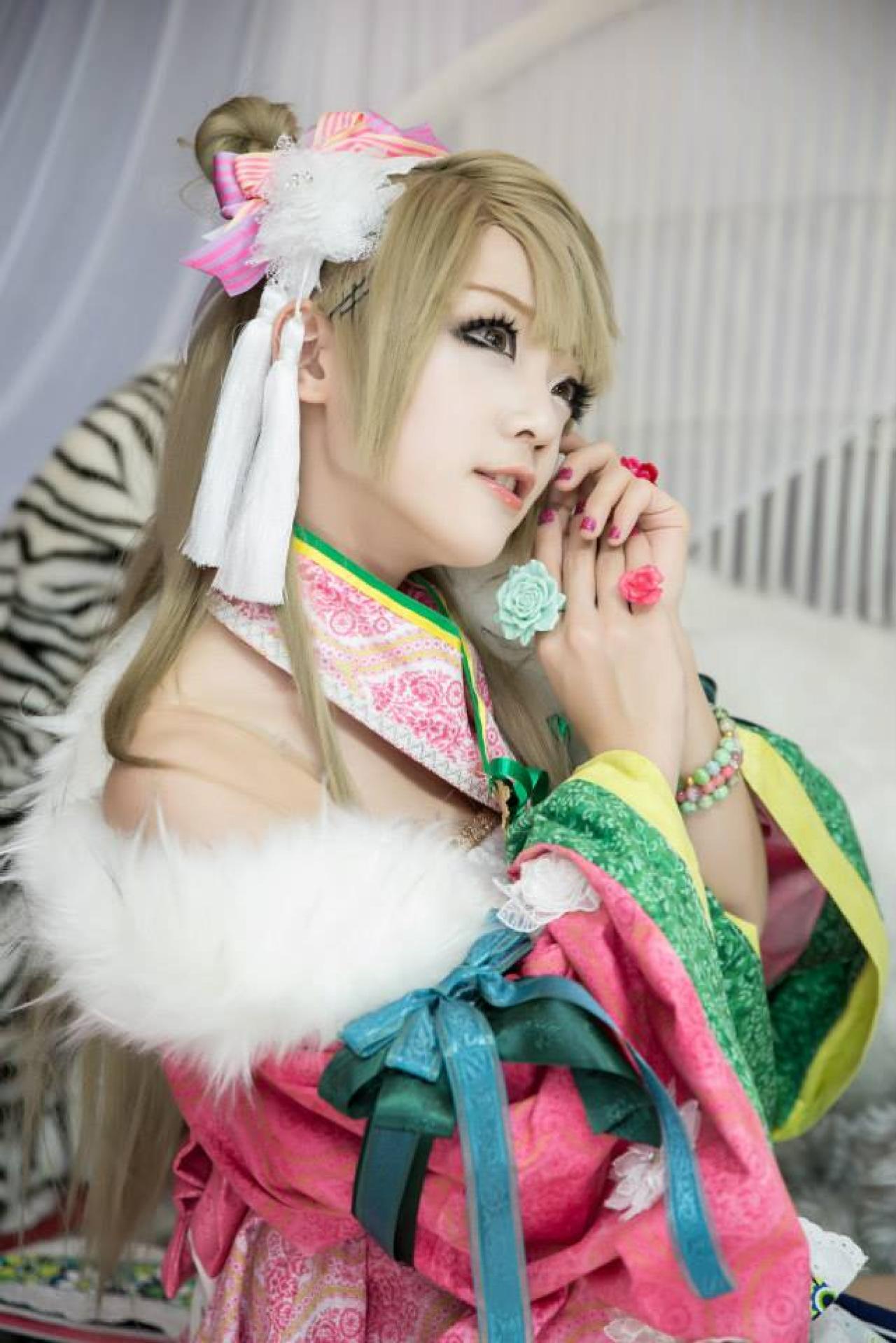 Miyuko扮演南小鸟双手合在一起，脸颊轻轻贴靠在手上