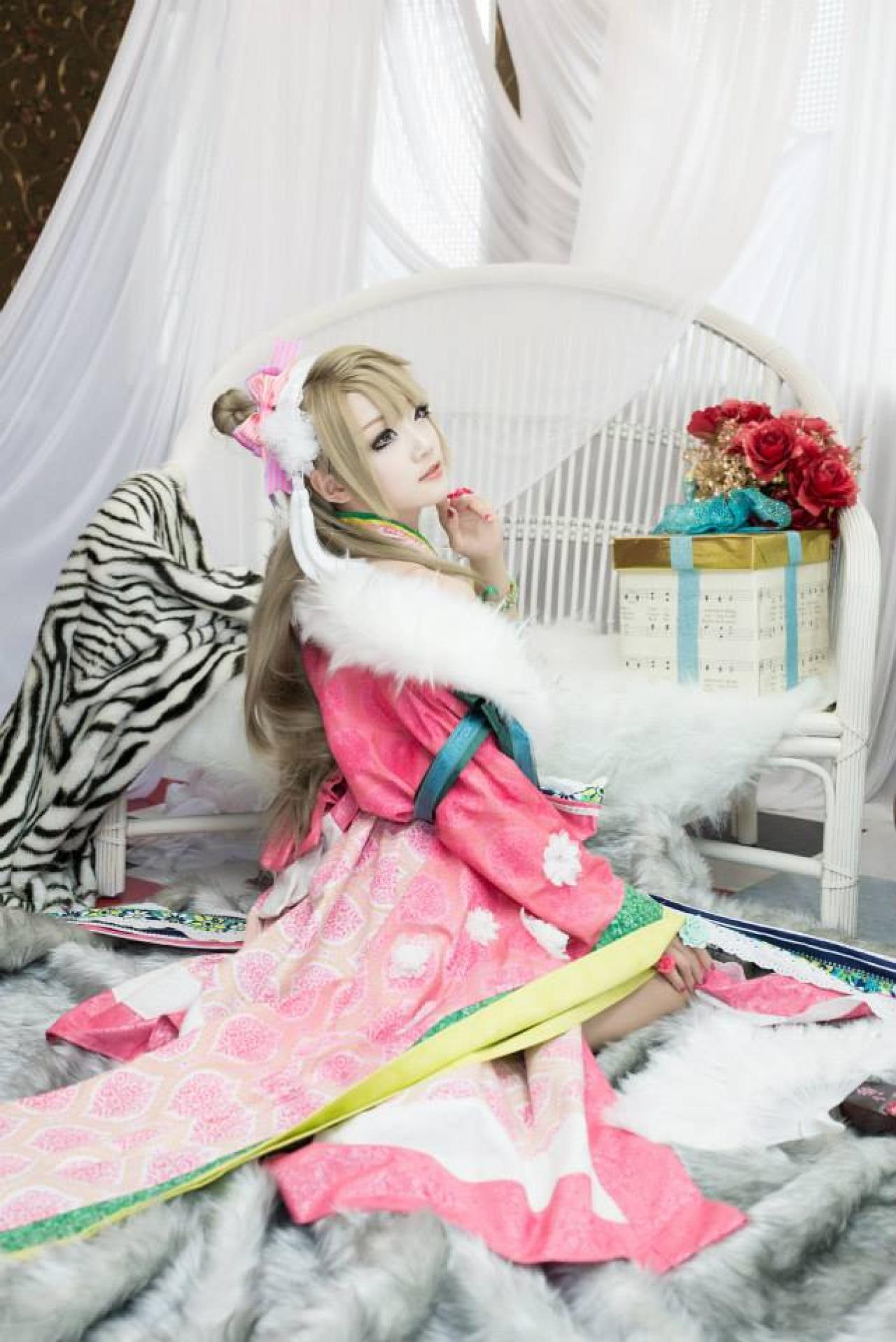 Miyuko扮演南小鸟跪坐在毯上，抬头凝视