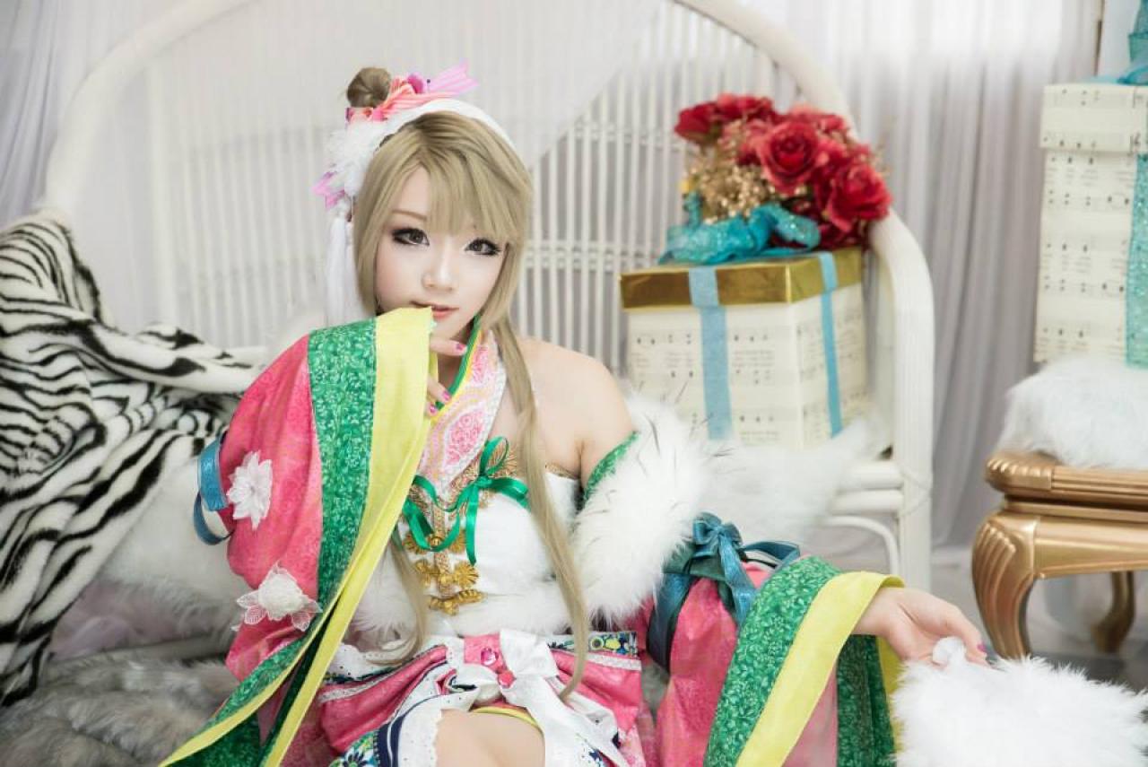 Miyuko扮演南小鸟坐在椅子旁