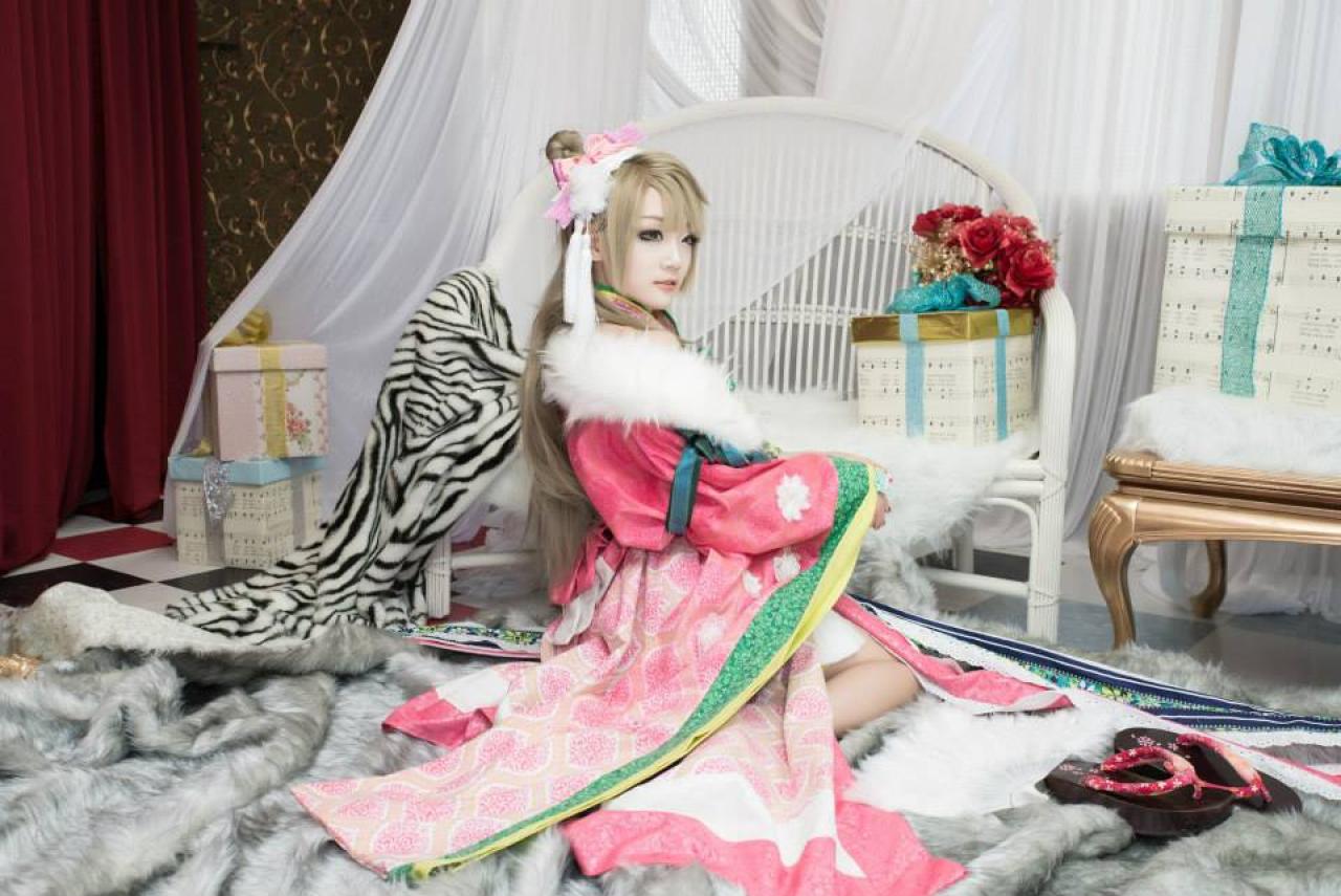 Miyuko扮演南小鸟跪坐在毯子上的背面服饰