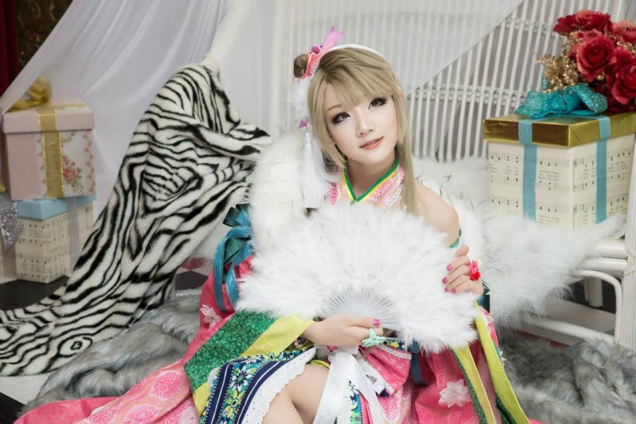 Miyuko扮演南小鸟右手持扇，左手轻抚扇叶