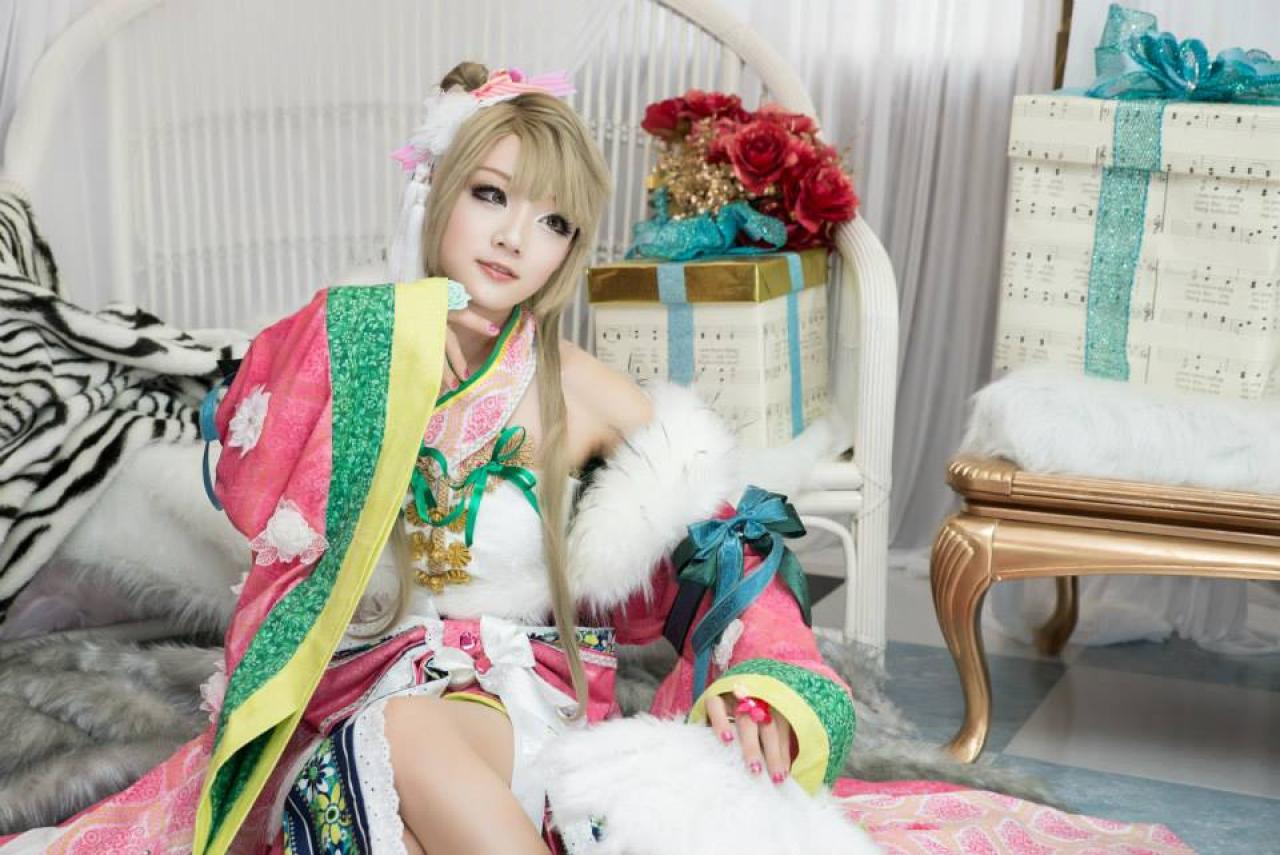 Miyuko扮演南小鸟抬起右手，左手放下扇子