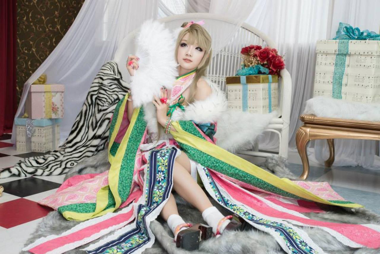 Miyuko扮演南小鸟右手持扇，左手兰花指，抬头仰望