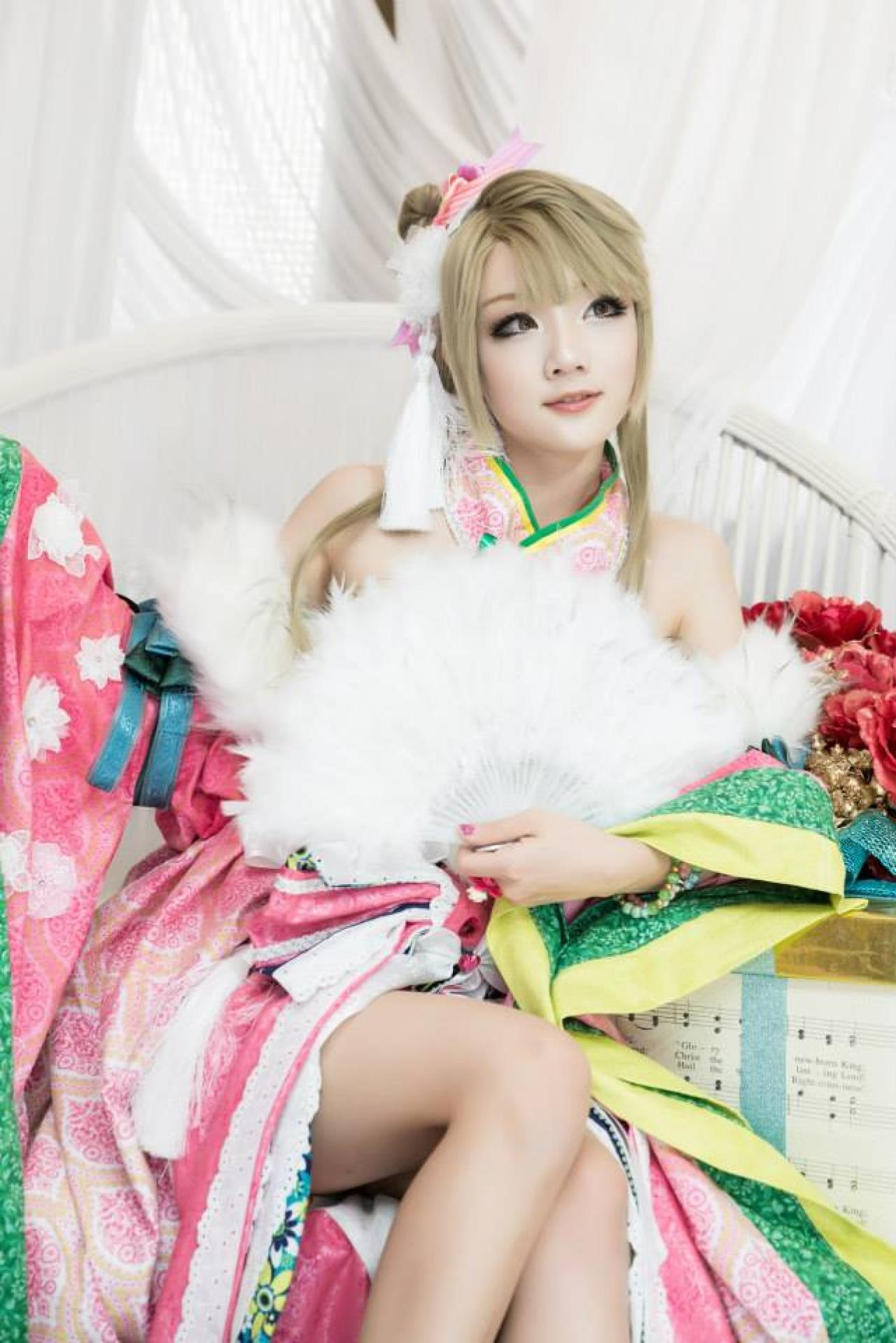 Miyuko扮演南小鸟左手持扇坐在椅子上