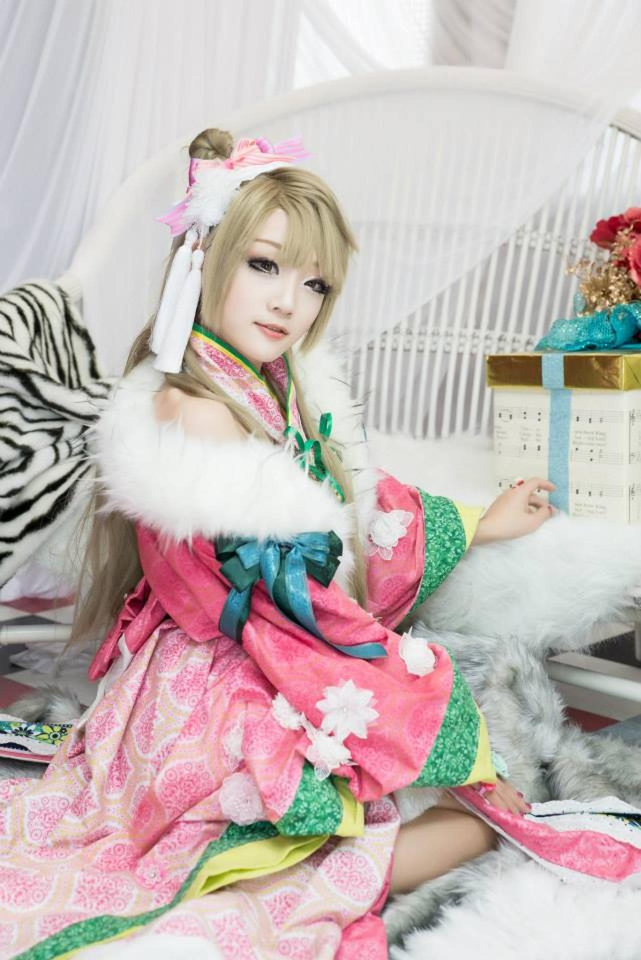 Miyuko扮演南小鸟左手搭在椅面上