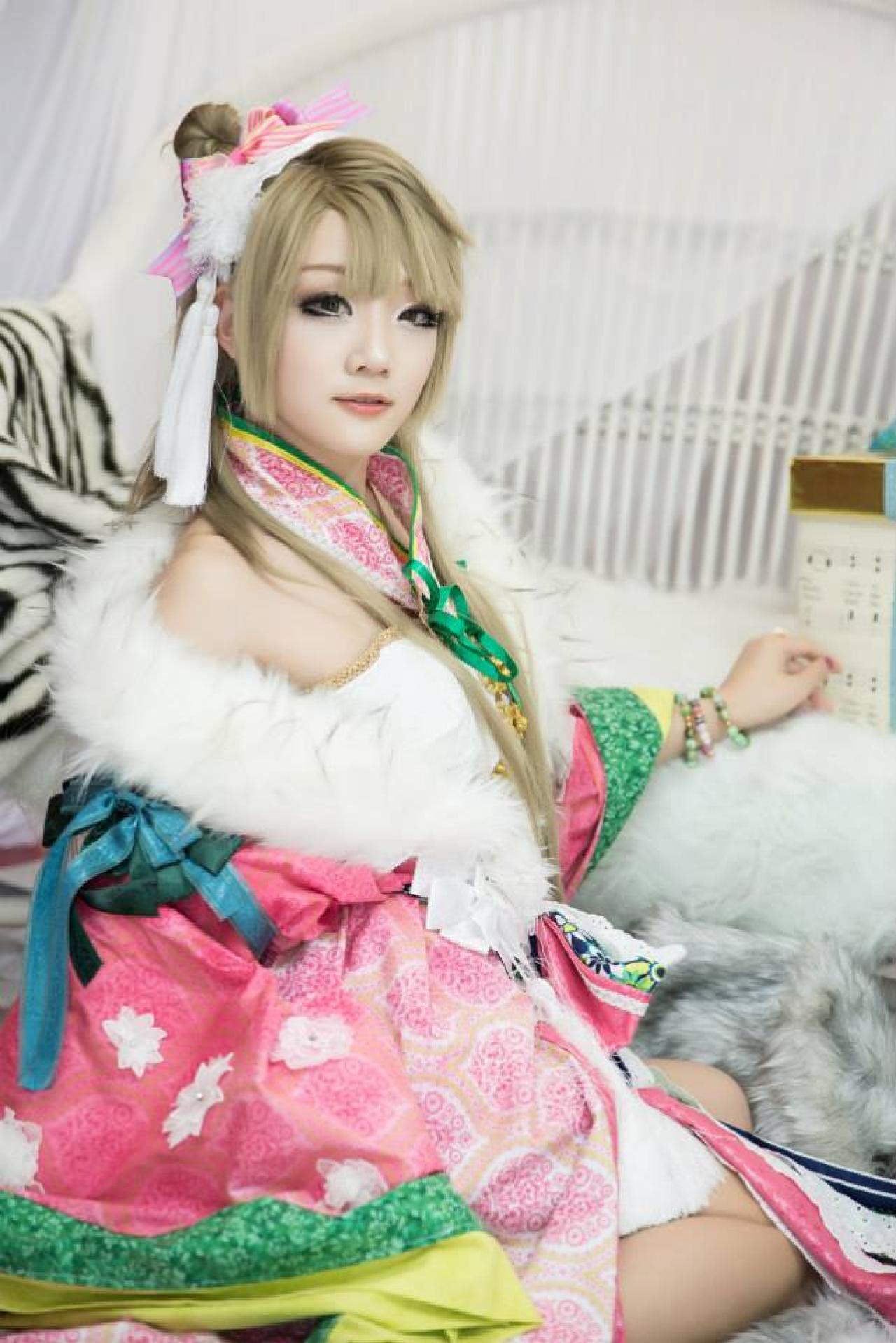 Miyuko扮演南小鸟左手搭在椅面上，右手下摆