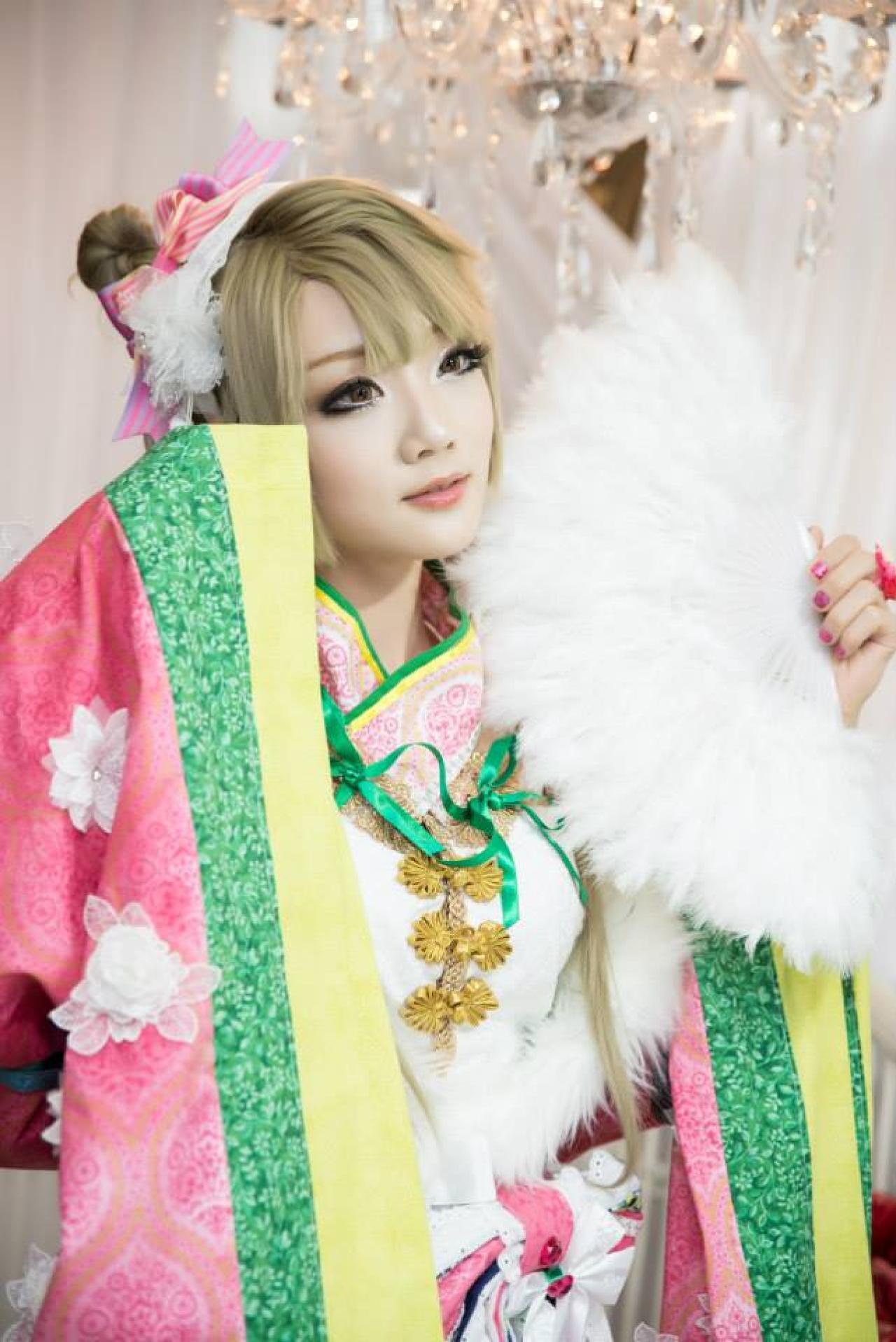 Miyuko扮演南小鸟左手撑扇，右手抬起袖摆