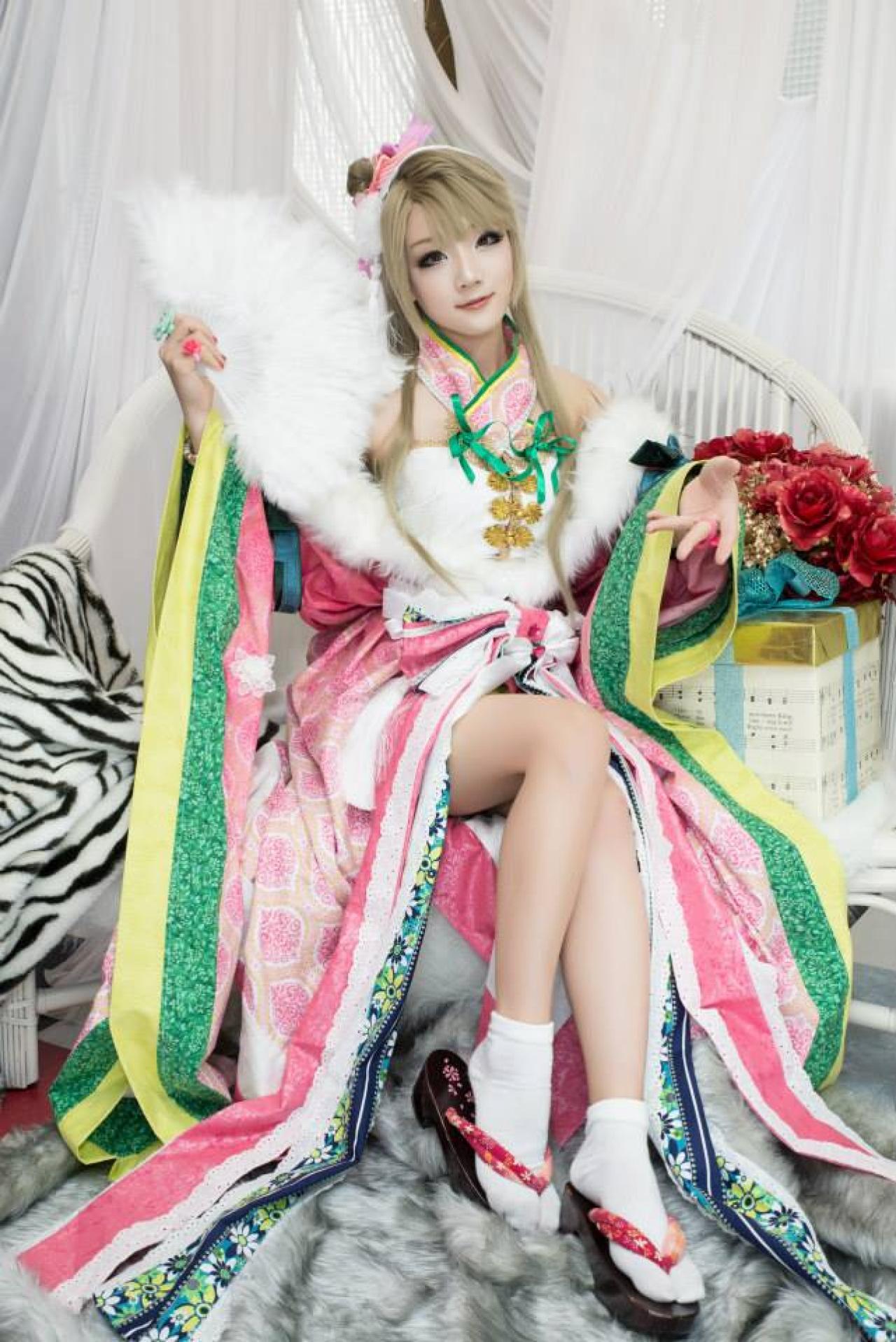 Miyuko扮演南小鸟右手持扇，左手伸出作邀请姿势