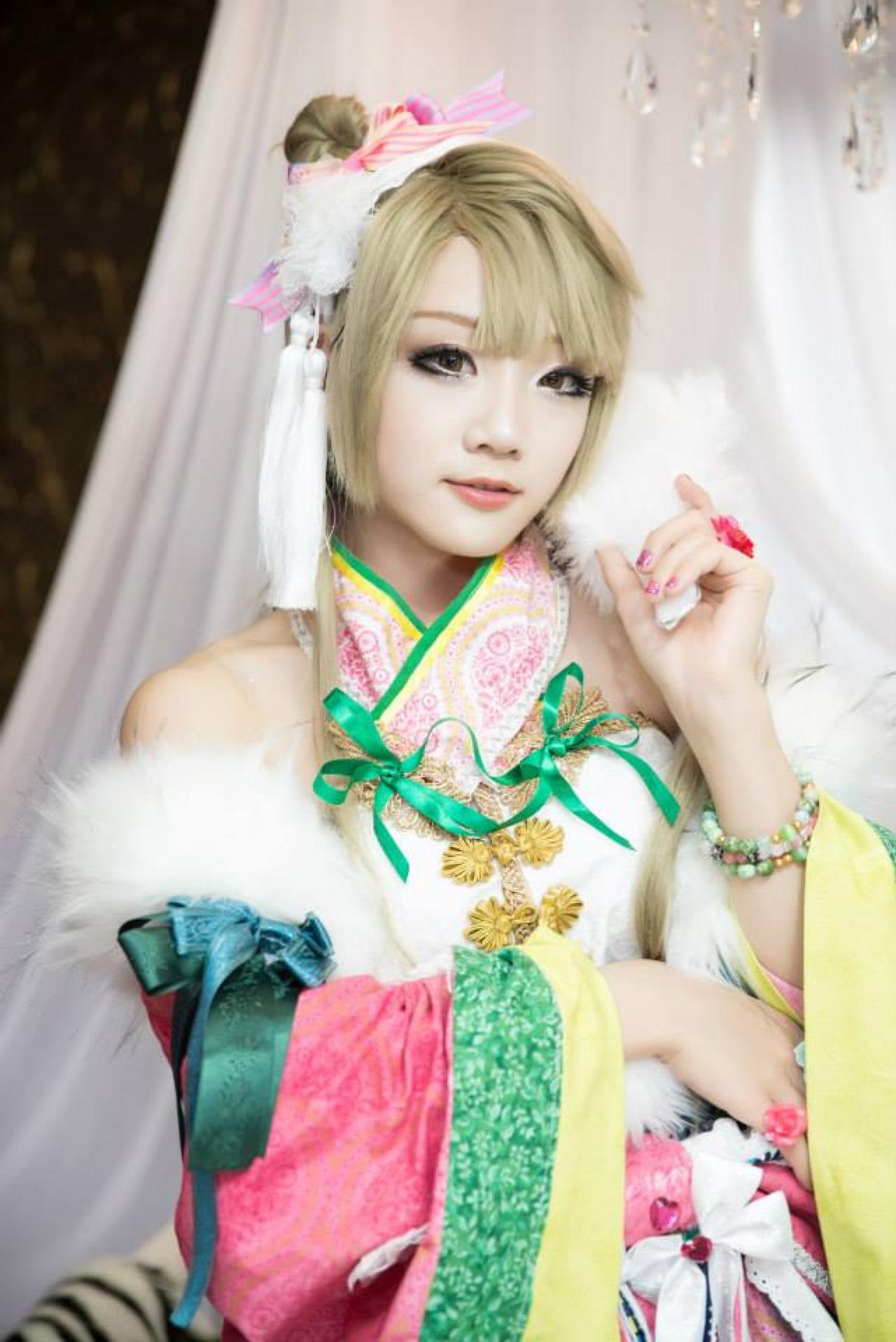 Miyuko扮演南小鸟右手收扇，右臂搭在左手上，脸轻轻贴在扇面上