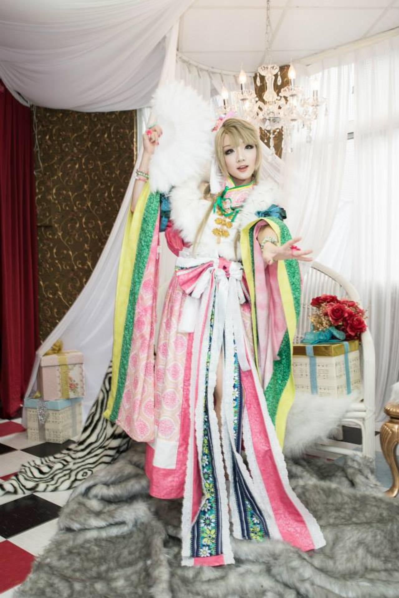 Miyuko扮演南小鸟右手持扇，作弊伸出