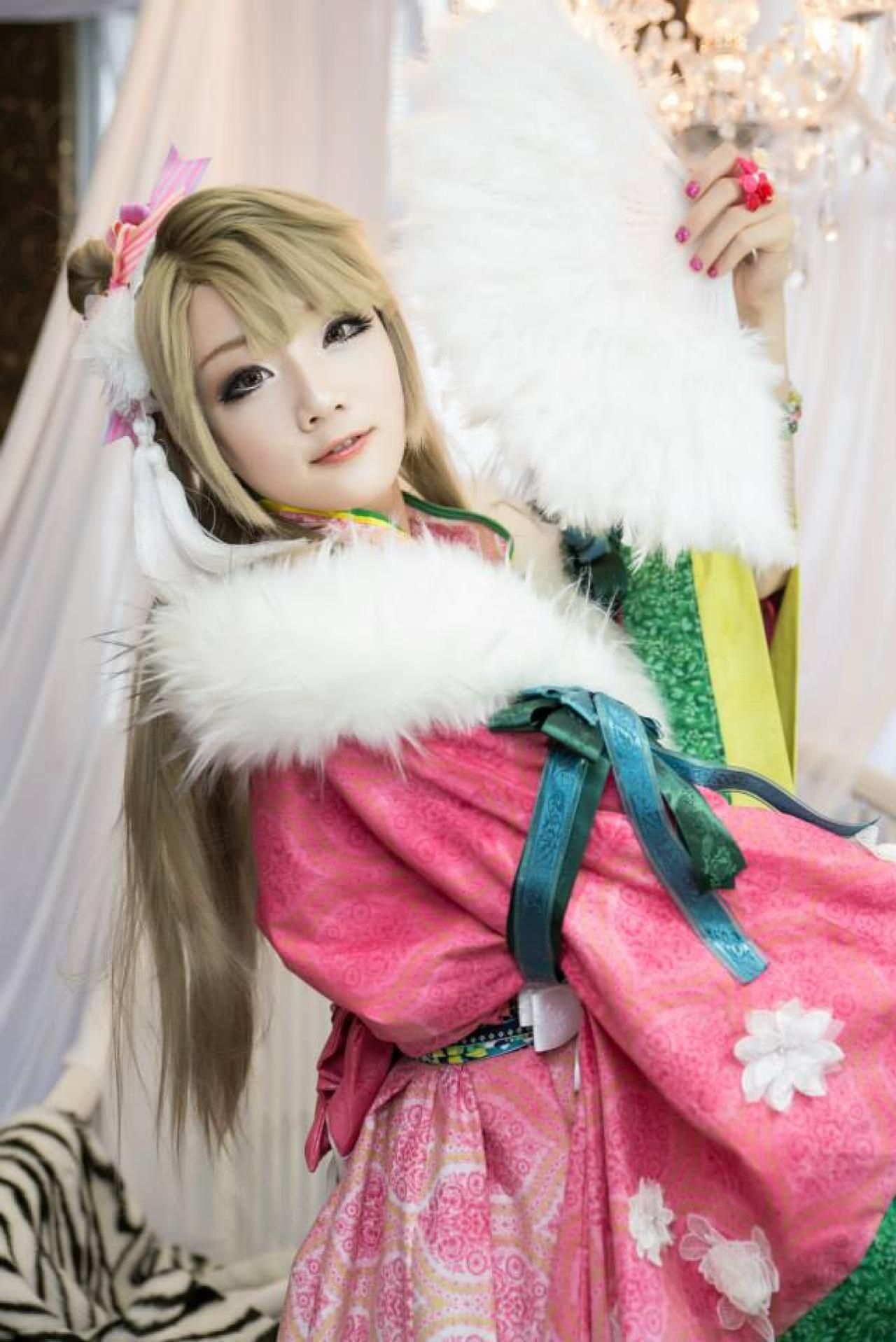 Miyuko扮演南小鸟左手持扇，右手撑袖摆的侧面照