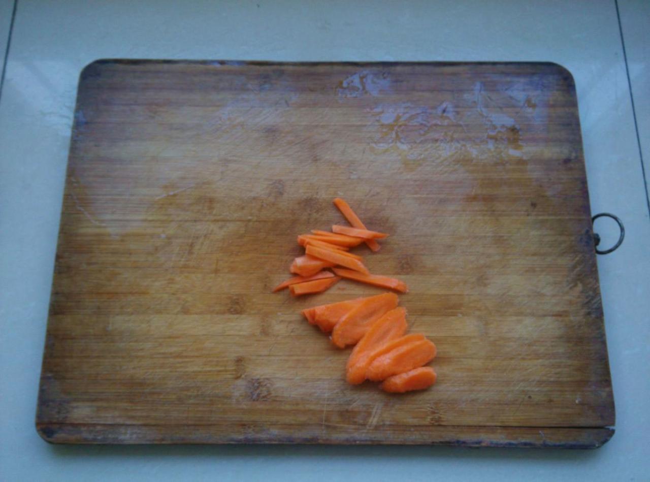 第二步下，再将切好的胡萝卜片切成丝