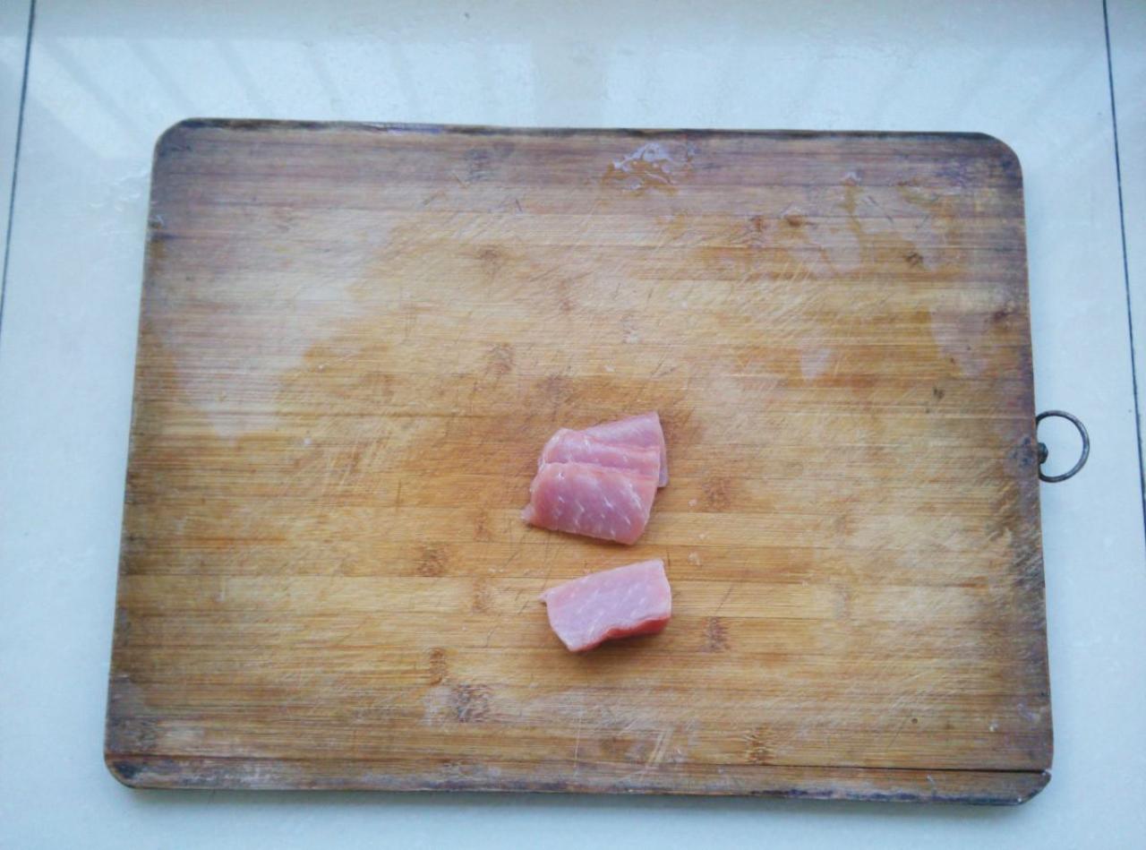第三步上，先将肉切成片