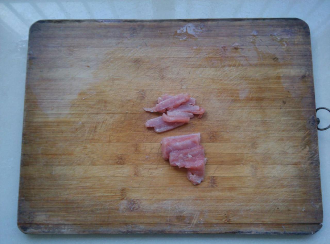 第三步下，再将肉片切成丝