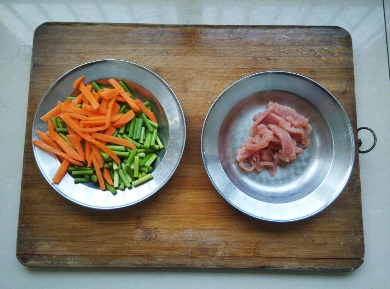 切好的胡萝卜、蒜苔和肉丝