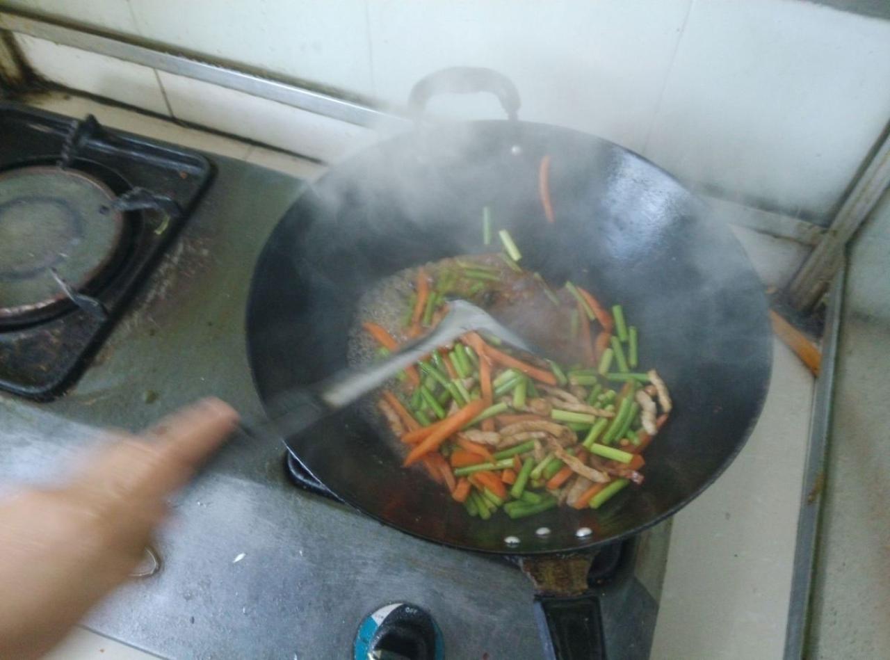 第七步上，向锅中倒入老抽