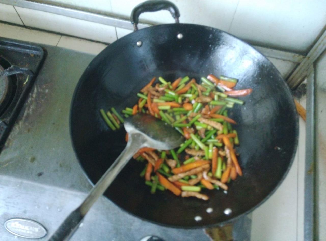 第九步，向锅中倒入鸡精