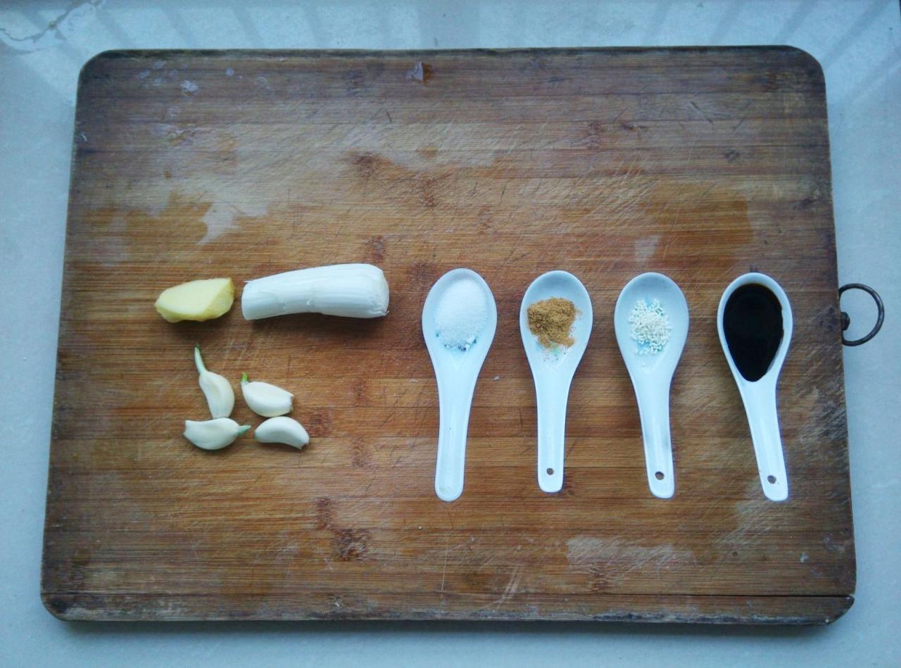 青椒木耳肉所需调料：葱、蒜、姜、咸盐、十三香、鸡精和老抽