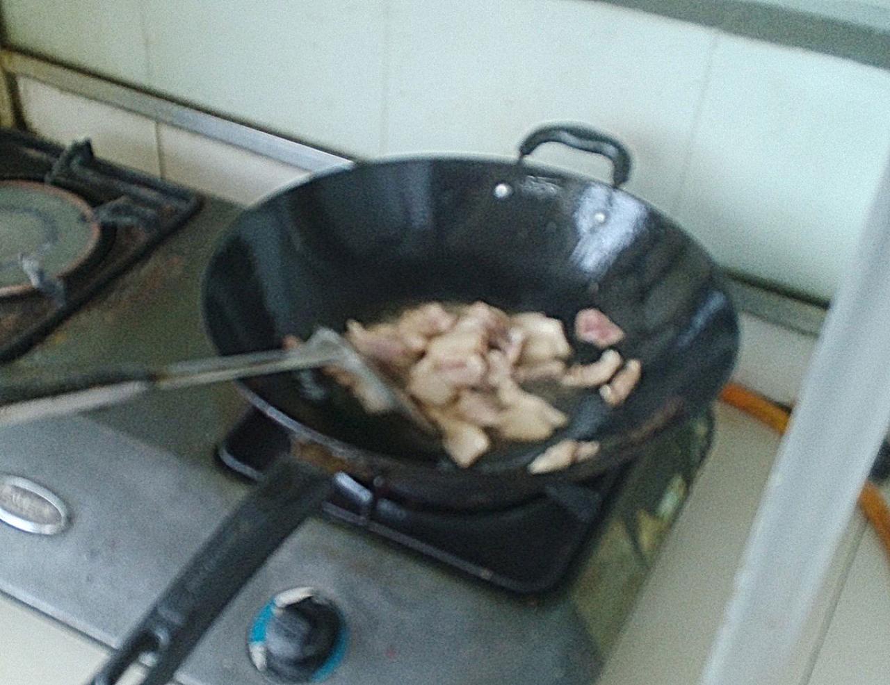 第六步，将肉片倒入锅中翻炒几下