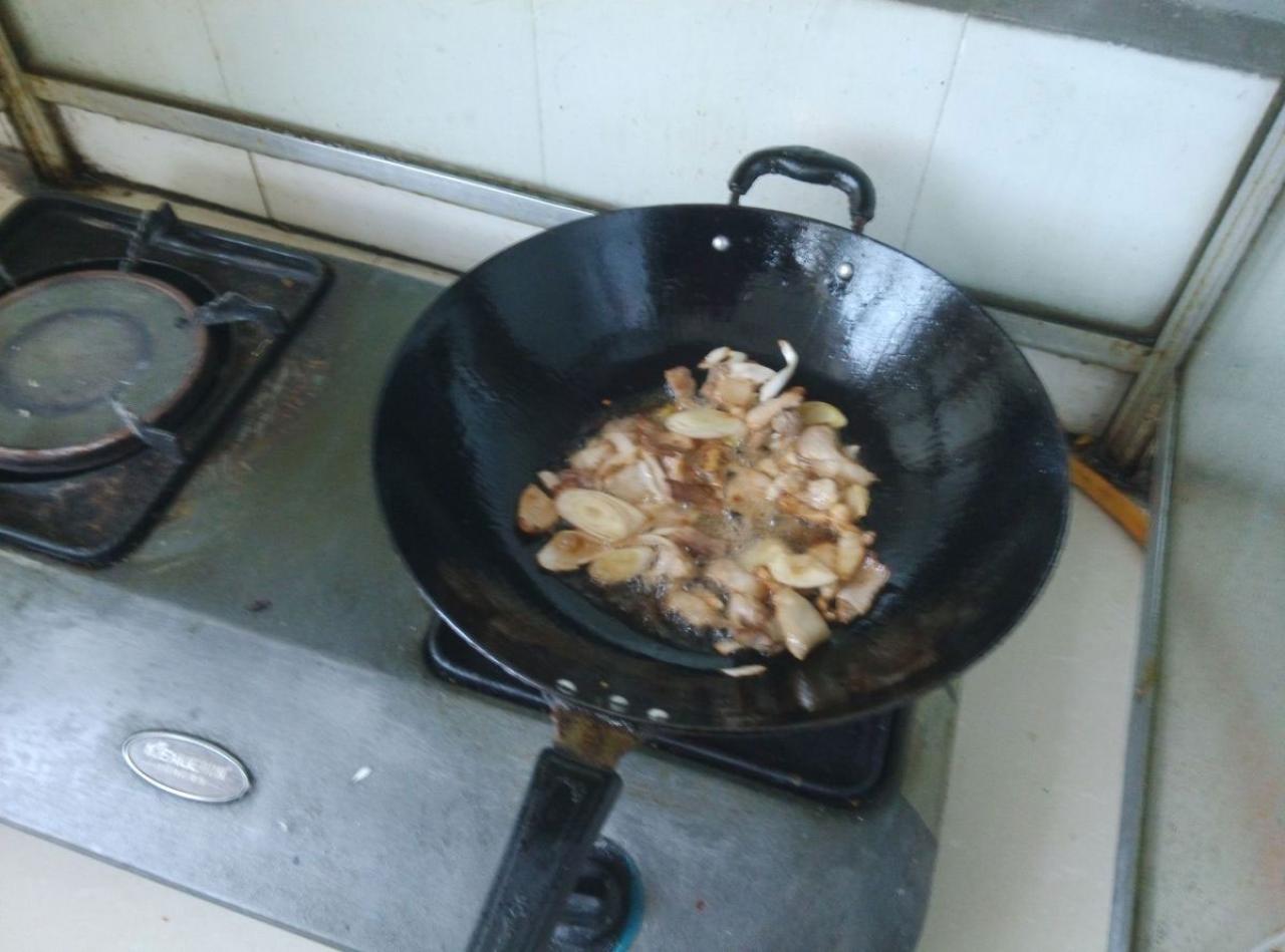 第七步，向锅中倒入葱花、姜沫和十三香