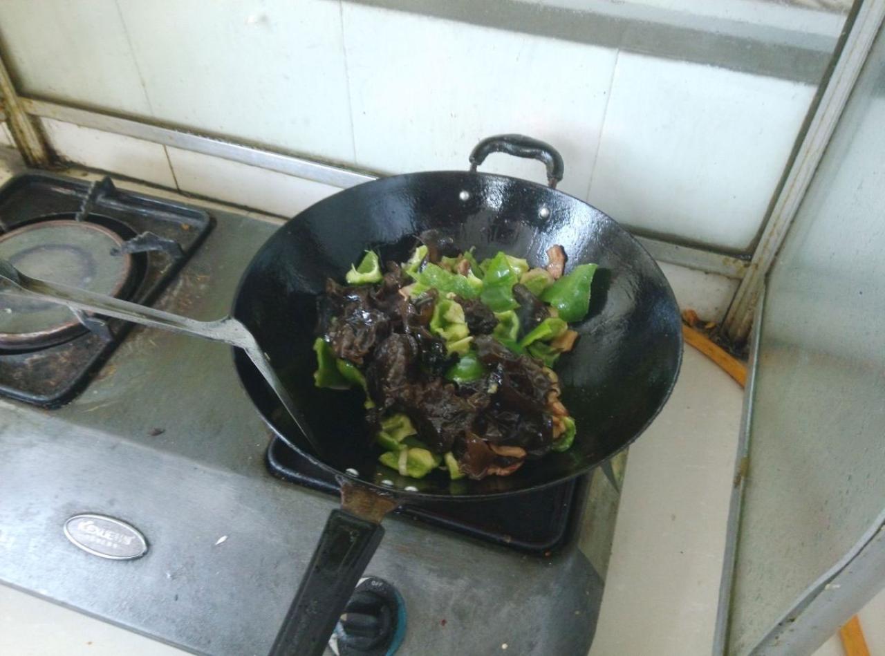 第八步，向锅中加入青椒和木耳