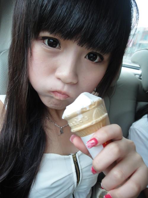 韩晓嗳嘟嘴拿着冰淇淋：不给吃冰淇淋 