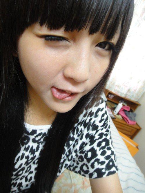 韩晓嗳舔着嘴唇，眨眼睛：你好像好好吃的样子