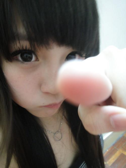 韩晓嗳嘟嘴伸出食指指着镜头：你……你给我小心点/放学别走！