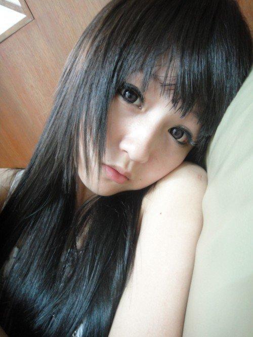 韩晓嗳侧躺在床上，无辜的大眼睛