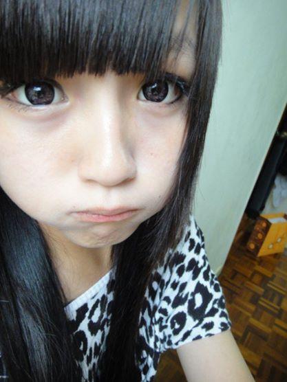 韩晓嗳嘟嘴瞪着大眼睛，无辜到要哭的萌表情