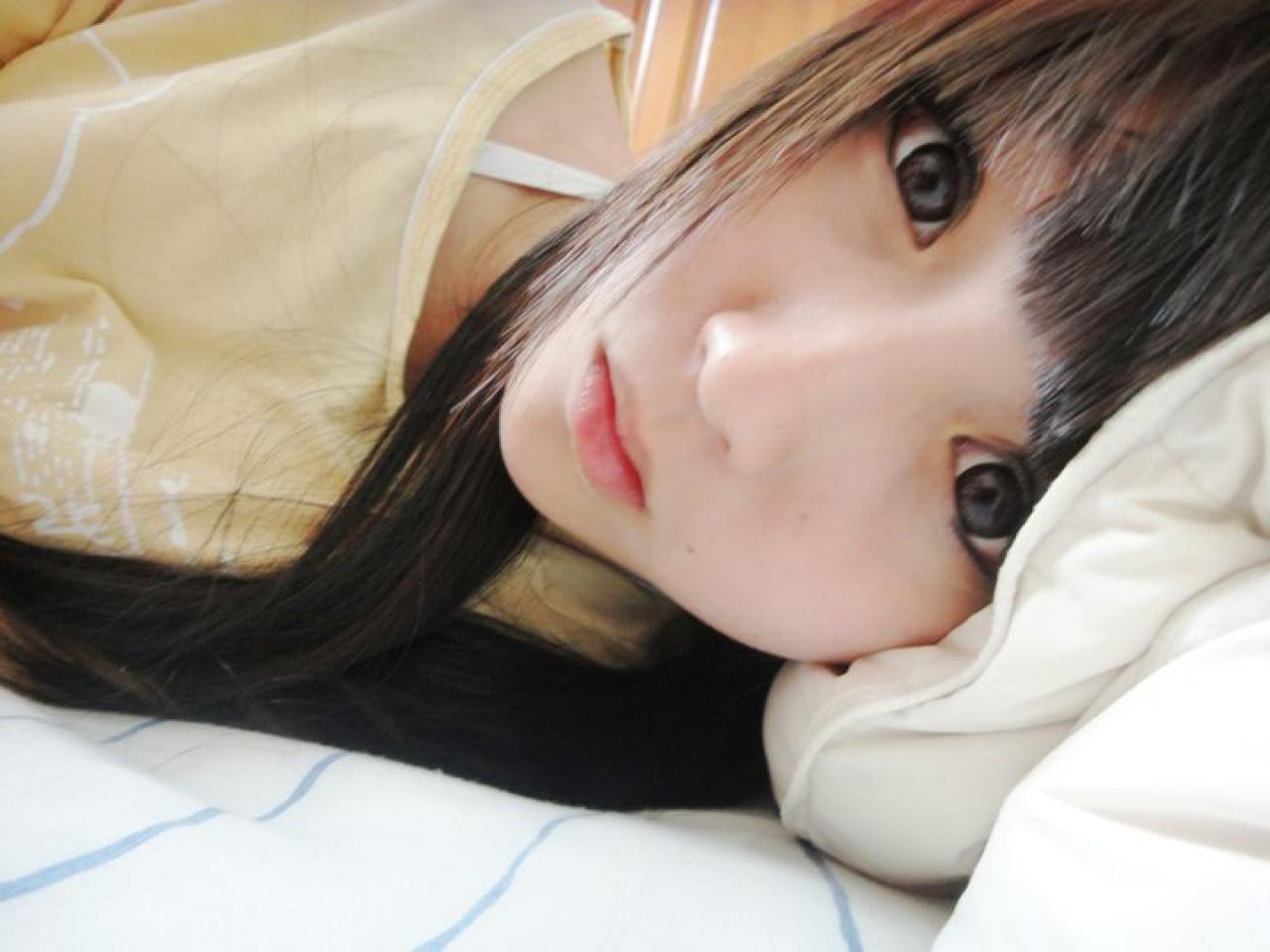 韩晓嗳侧躺在床上，楚楚可怜的萌表情