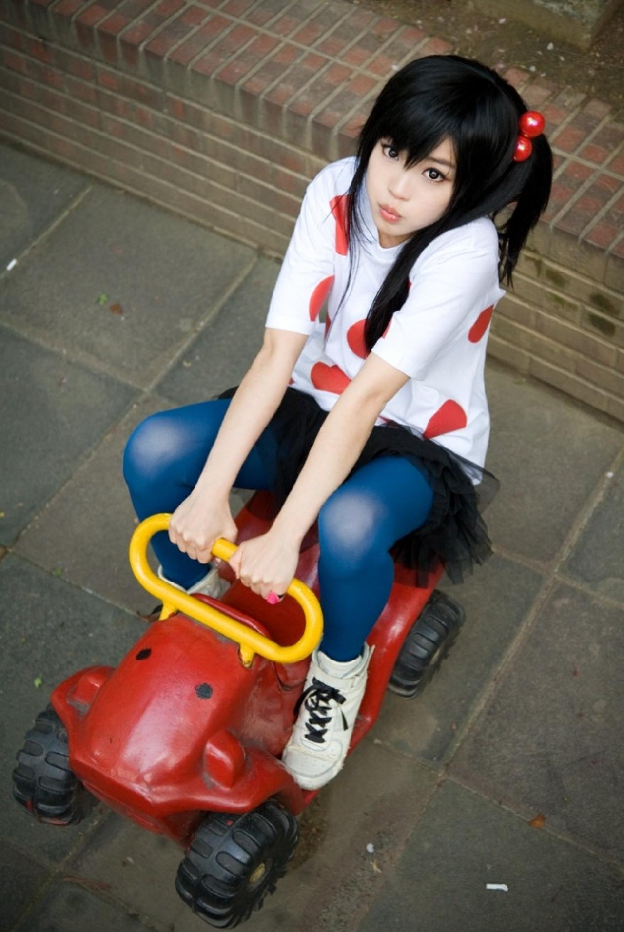 兔娘tomia扮演中野梓坐在童车上嘟嘴卖萌