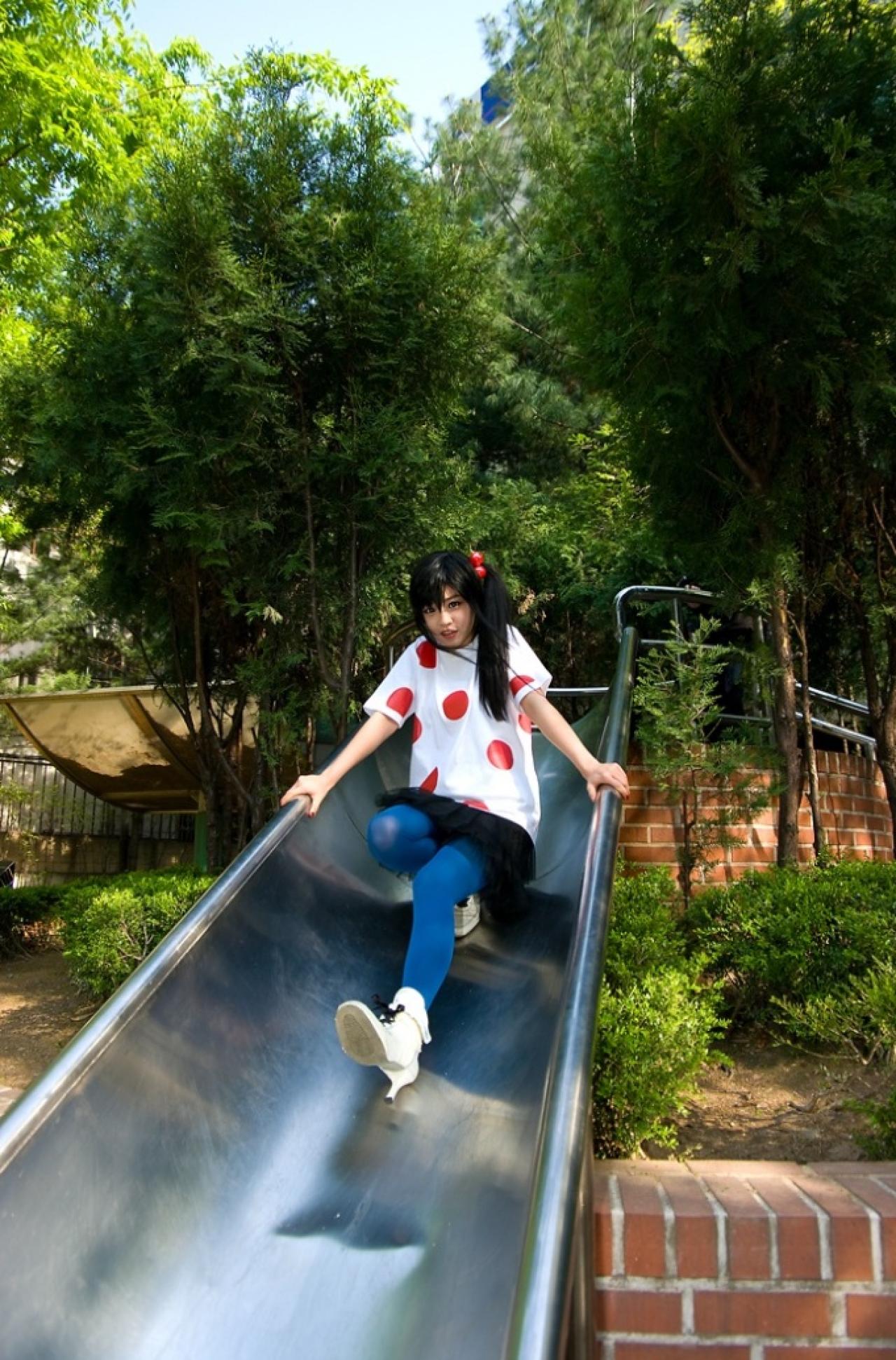 兔娘tomia扮演中野梓在滑梯上