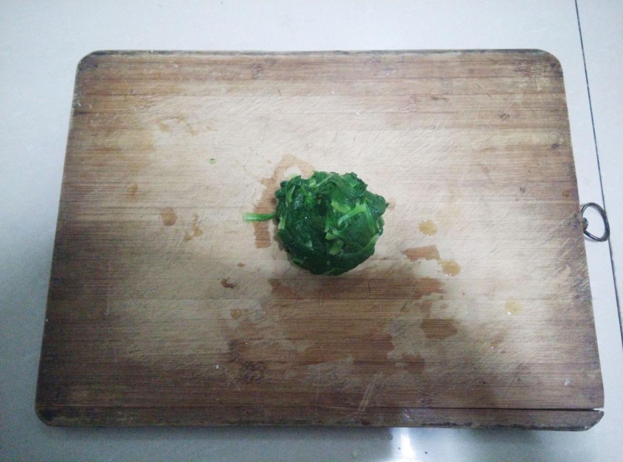 用手握干的菠菜团