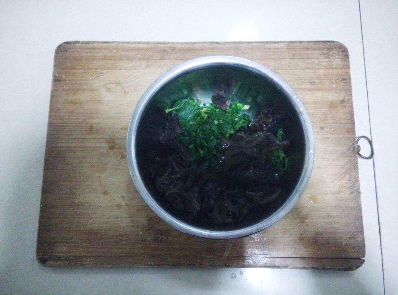 放进容器中的菠菜和木耳