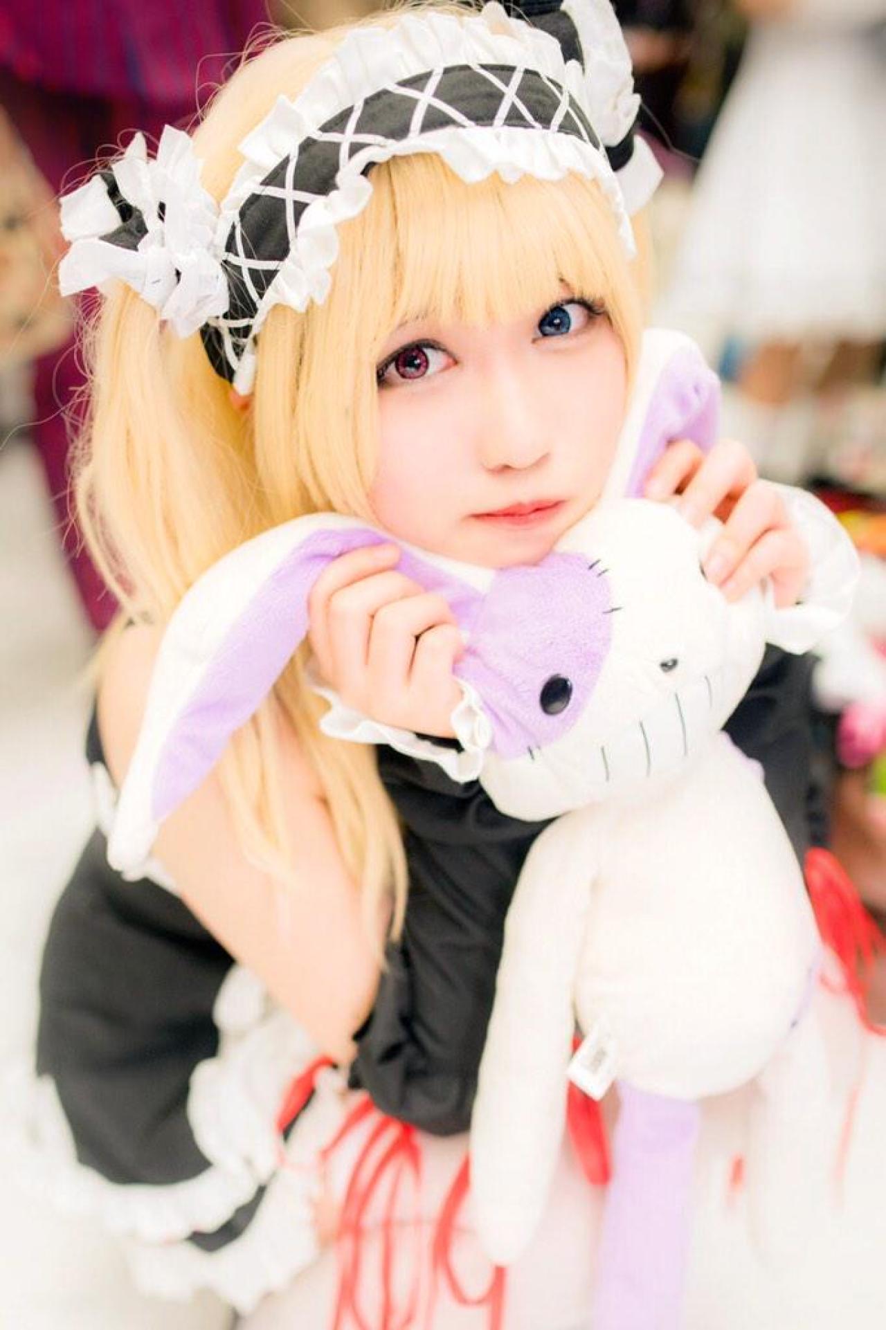 橘猫汰扮演羽濑川小鸠双手抓着兔子玩偶的耳朵