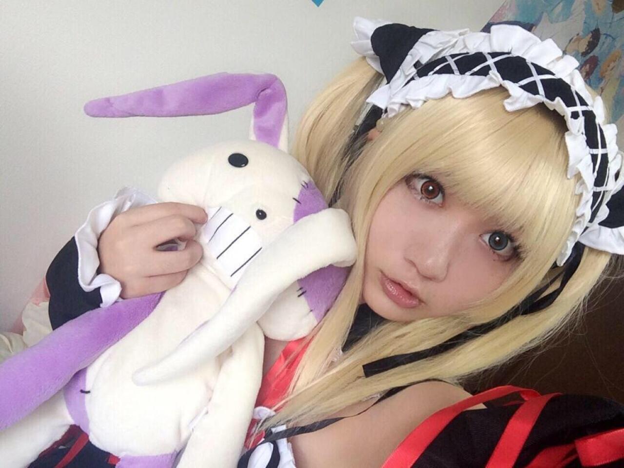 C87展会前，橘猫汰扮演羽濑川小鸠抱着兔子玩偶自拍照