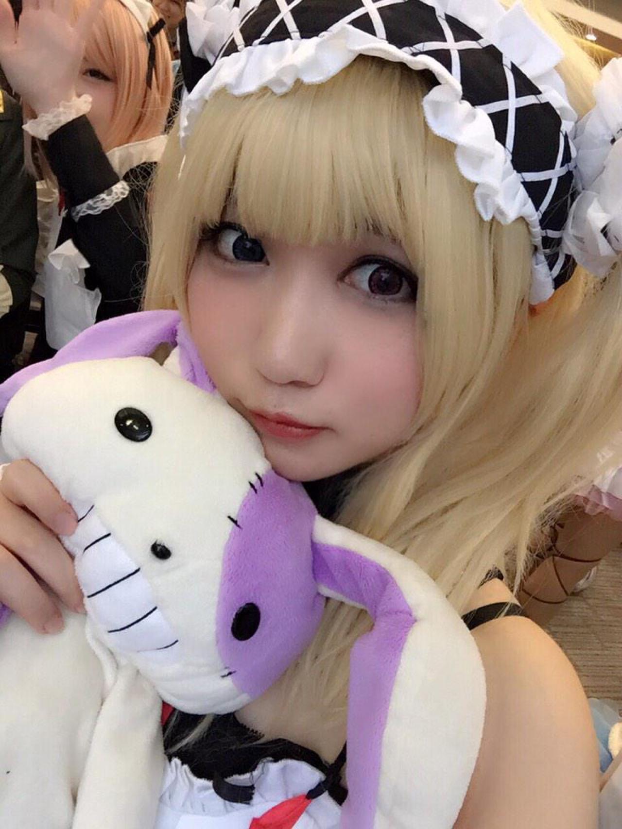 C87展会现场，橘猫汰扮演羽濑川小鸠抱着兔子玩偶自拍照