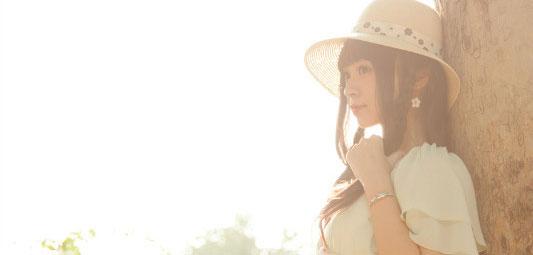 光雾迷离，溢灯灯靠在树干