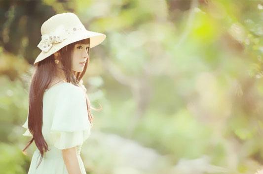 溢灯灯侧身回眸的身影