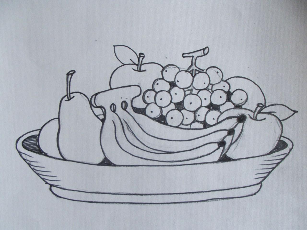 第四步，勾出果盘的墨线