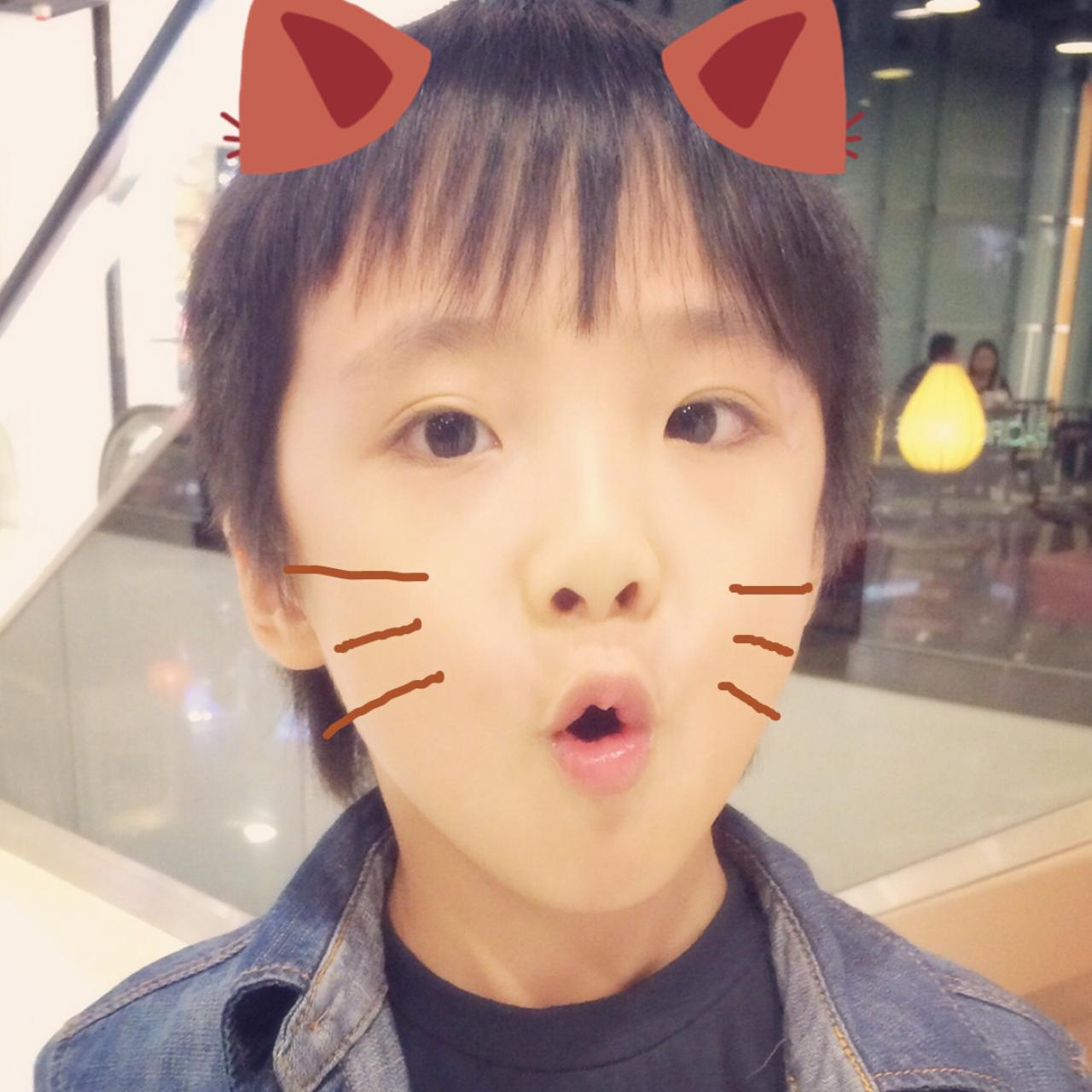 费曼Feynman嘟嘴卖萌，脸上画着猫胡子，头上戴着猫耳朵的头像