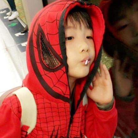 费曼Feynman穿着蜘蛛侠外套，咬着棒棒糖的头像