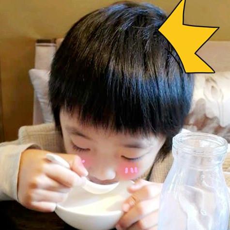 费曼Feynman认真吃饭，脸上画着腮红的头像