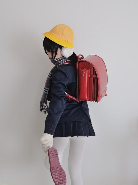 すちうる扮演萌妹，扭头提鞋的动作