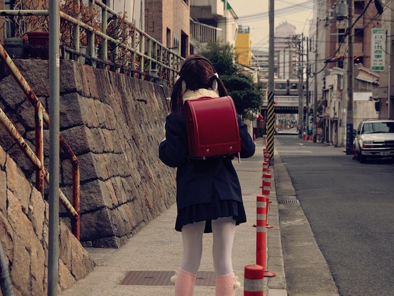 すちうる扮演萌妹，双手握着双肩背包的肩带，走在小路上的背影全景横幅照，风格怀旧