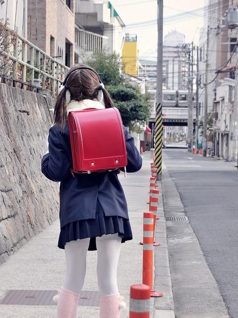 すちうる扮演萌妹，双手握着双肩背包的肩带，走在上下学的小路上的学生萌妹背影的人物立幅照