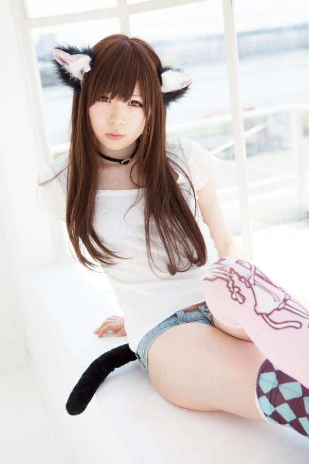 オリジナル双手撑在地面，戴着猫耳朵发饰和猫尾巴。