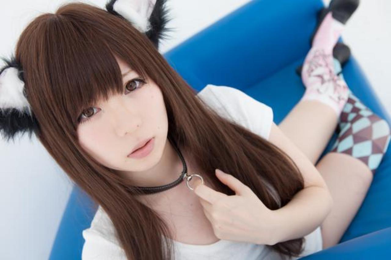 オリジナル坐在沙发，左手拉着颈部的圆环